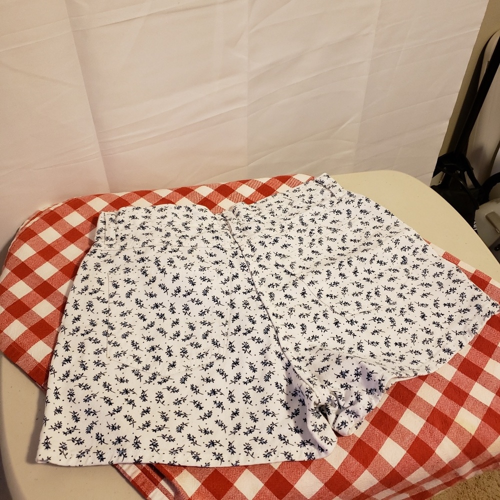 Jay‎ Jacobs White w/blue flower Jeans Shorts